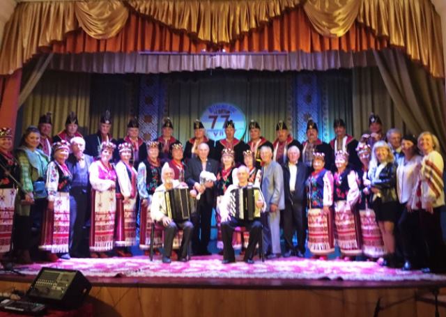 Хор ім.І.Кобилянського, працівники БК «Кутківці» та викладачі Ороновська Л.Д., Палій НВ.